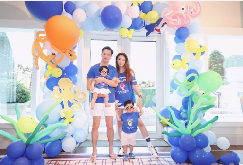 安以轩女儿越长越好看，眉眼间酷似富豪爹，坐在副驾驶上为66庆生