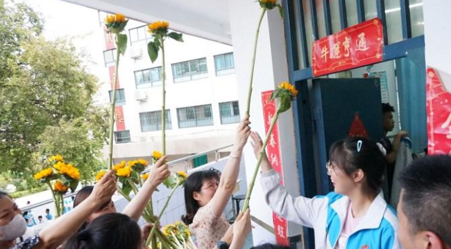 高考到来之际迎坏消息，学生们心态崩了，“坑”下一届不行吗？