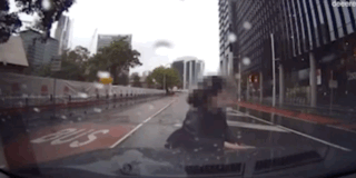 澳洲街头惊现亚裔大妈碰瓷，主动撞车，司机吓破胆