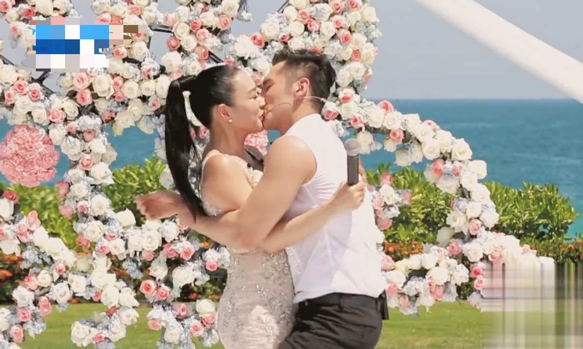 鐘麗緹一家四口出行，貼身緊挽小12歲嫩夫，兩女兒筆直長腿吸睛