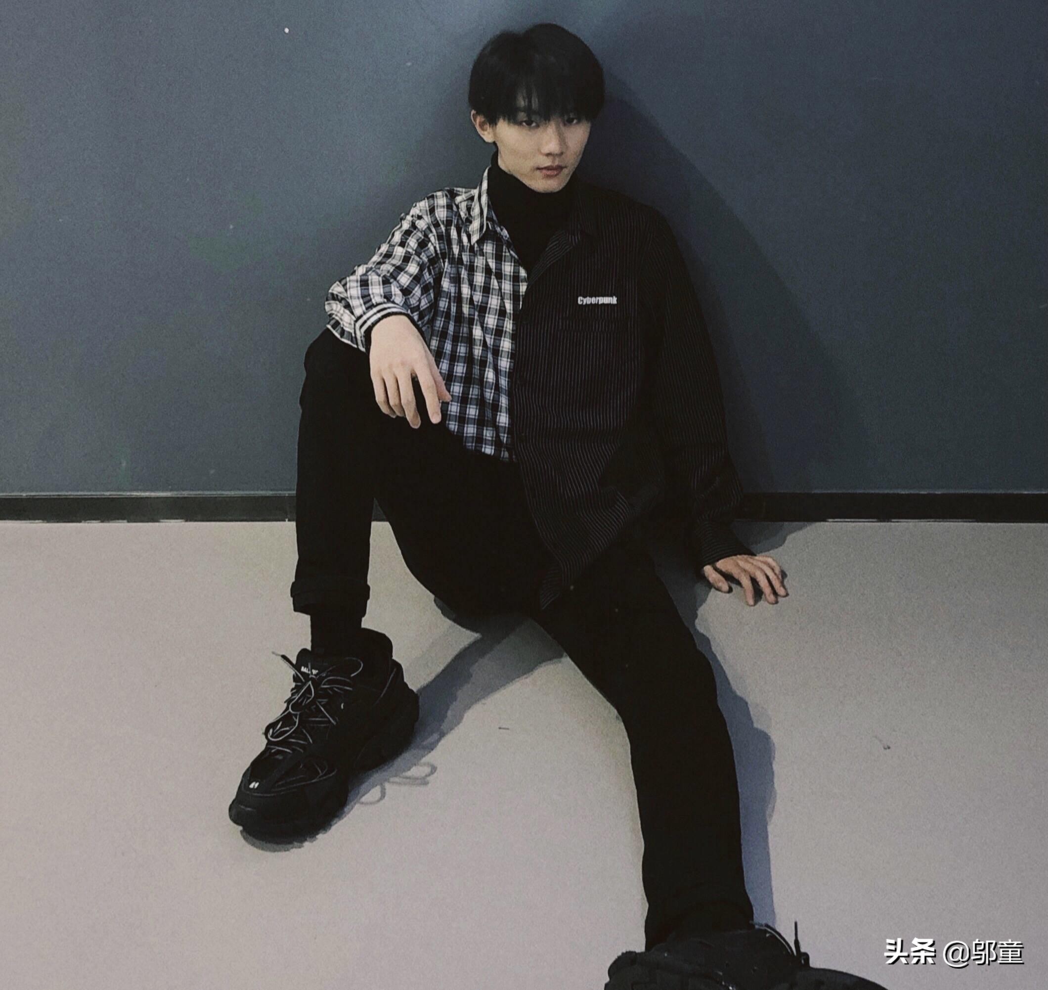 Ma Jiaqi tomb-sweeping day comes home ancestor of hold a memorial ceremony for however as before by bastard chase after pat, he all along gentle also is driven beyond forbearance