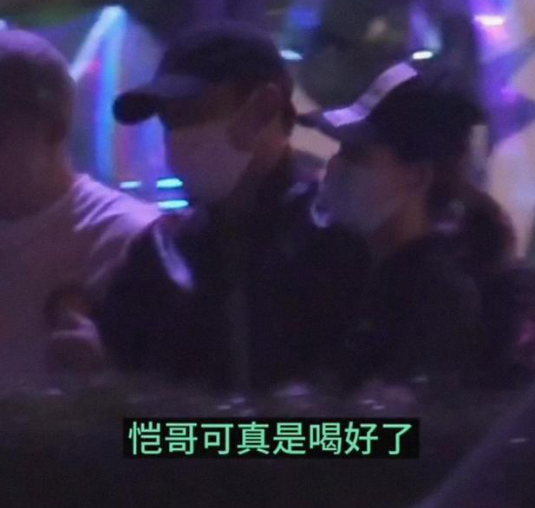 郑恺带妻子参加酒局,被拍醉酒状态现身街头的照片