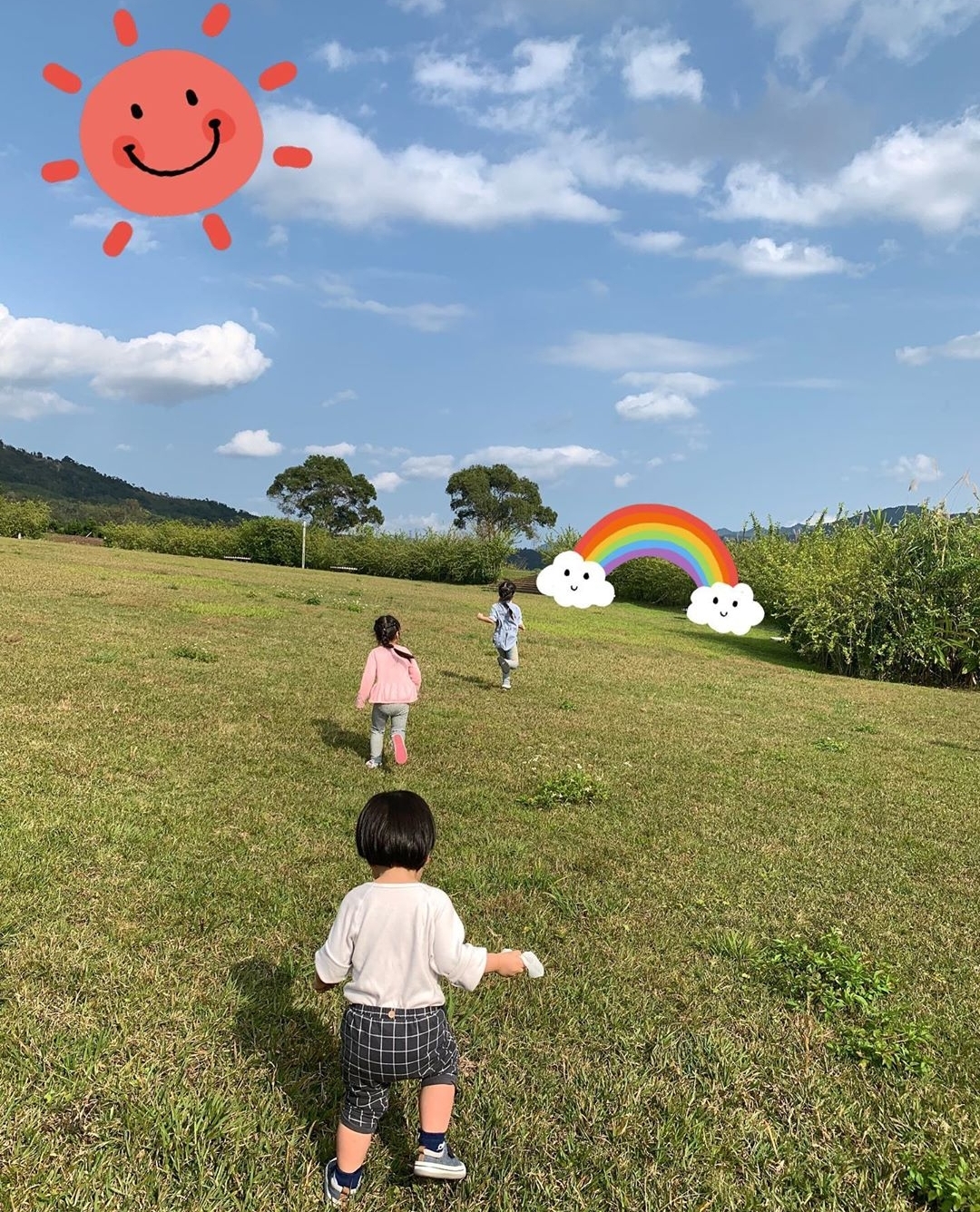 王力宏嬌妻帶娃看向日葵，李靚蕾和三個兒女穿同款，手牽手超有愛