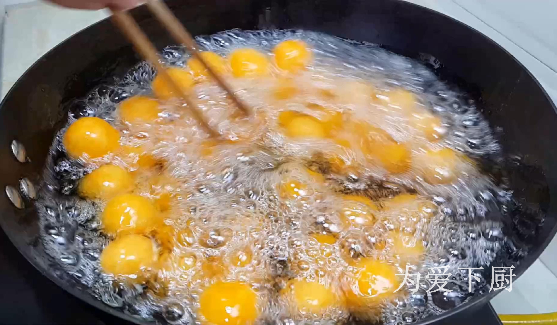 红薯这样做才好吃，加半碗糯米粉，个个焦脆又香甜，真的太香了