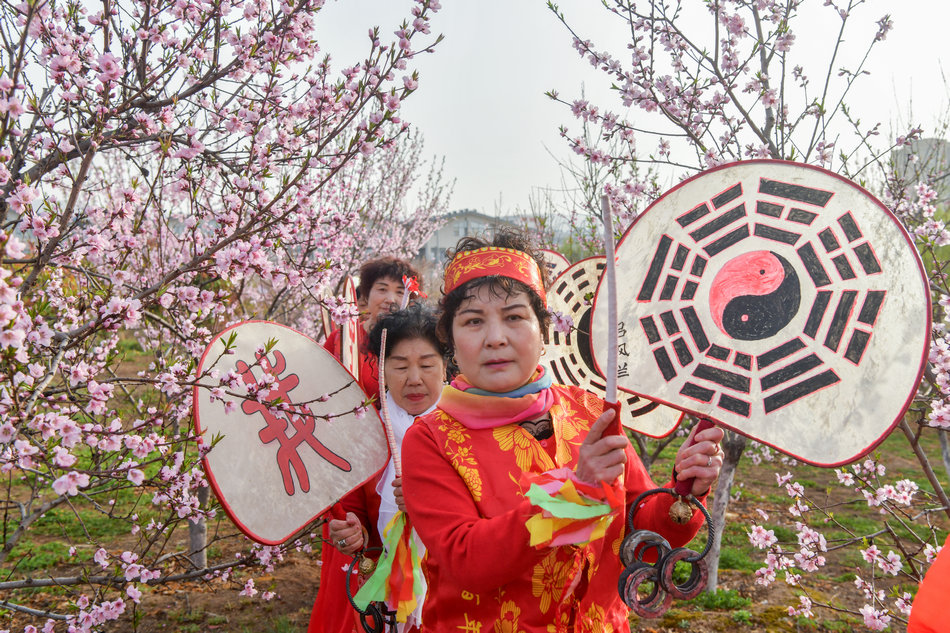 翠湖：桃花灼灼春色美，扇鼓咚咚夕阳红