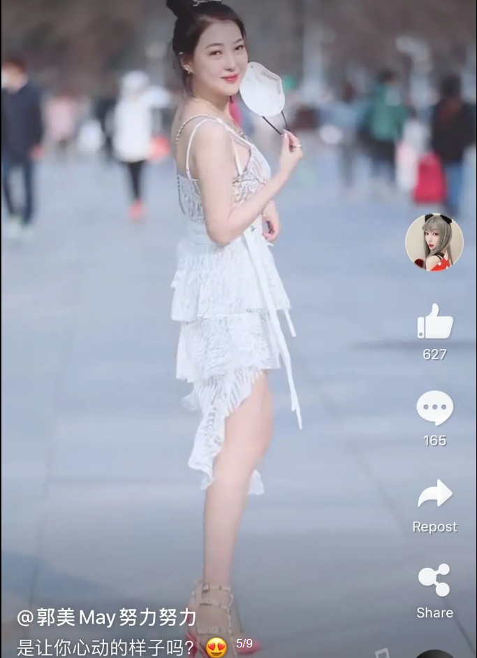 网友吐槽郭美美审美脱节遭回怼：我站在潮流前线你还穿开裆裤呢