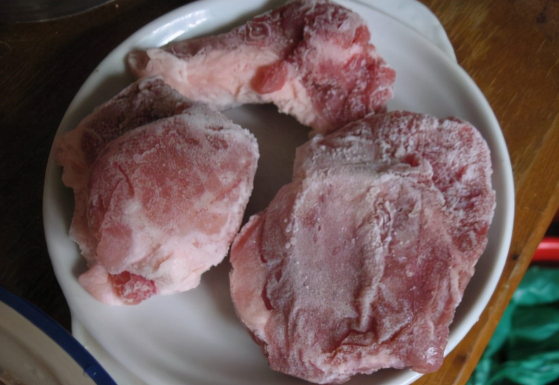 冻得像砖块的肉，不要用热水泡，学会解冻小妙招，肉吃着鲜嫩不腥