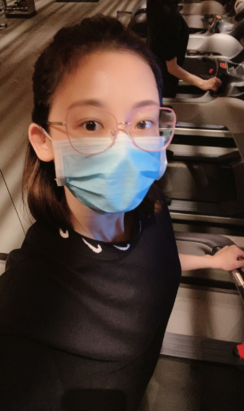 苗苗晒自拍称在健身，小腹平坦疑否认怀孕，此