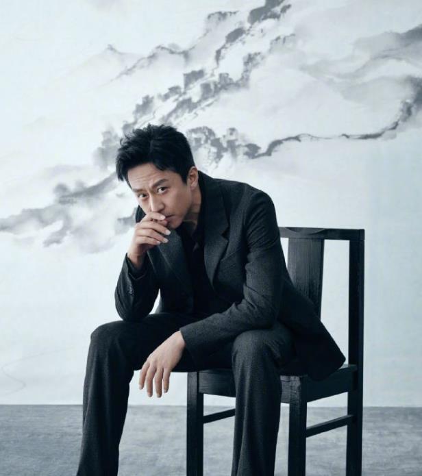 被纠正年纪，邓超隔夜复仇宣布解散工作室，工作室的回应好硬气