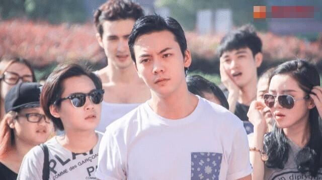 6年前《古剑奇谭》开机照，热巴胖得像个群演，