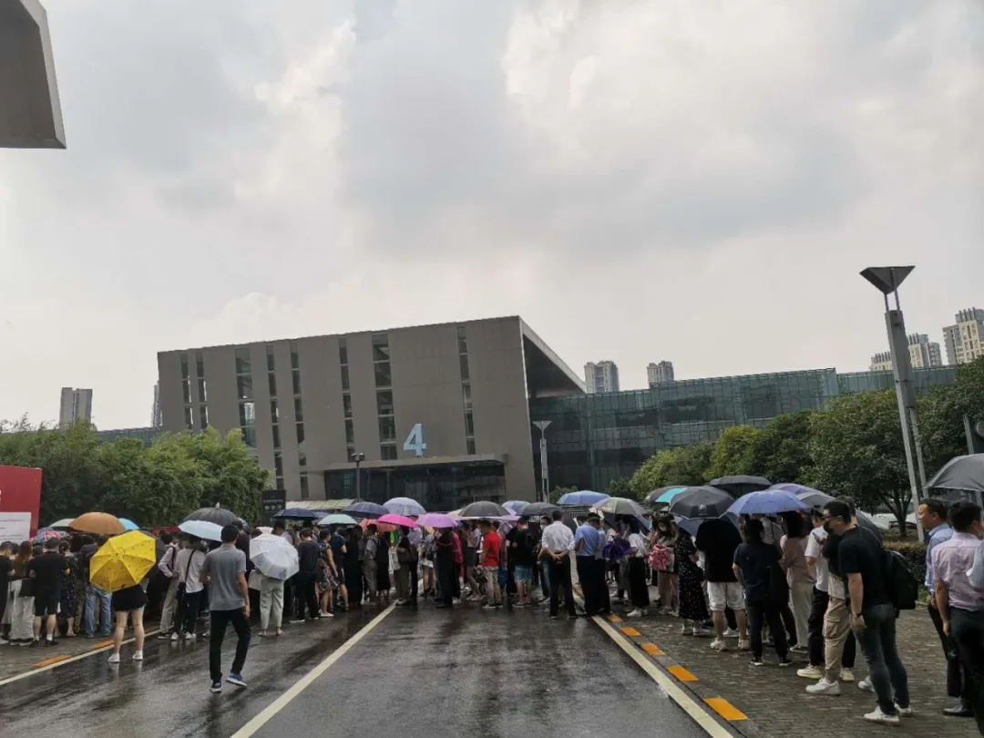 富豪冒雨排队！苏宁檀悦首开，自住捡了“皮夹子”，投资真香吗？