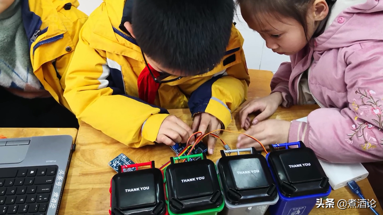 Pupil design gives intelligence to classify dustbin, speak rubbish name to open corresponding bucket lid automatically