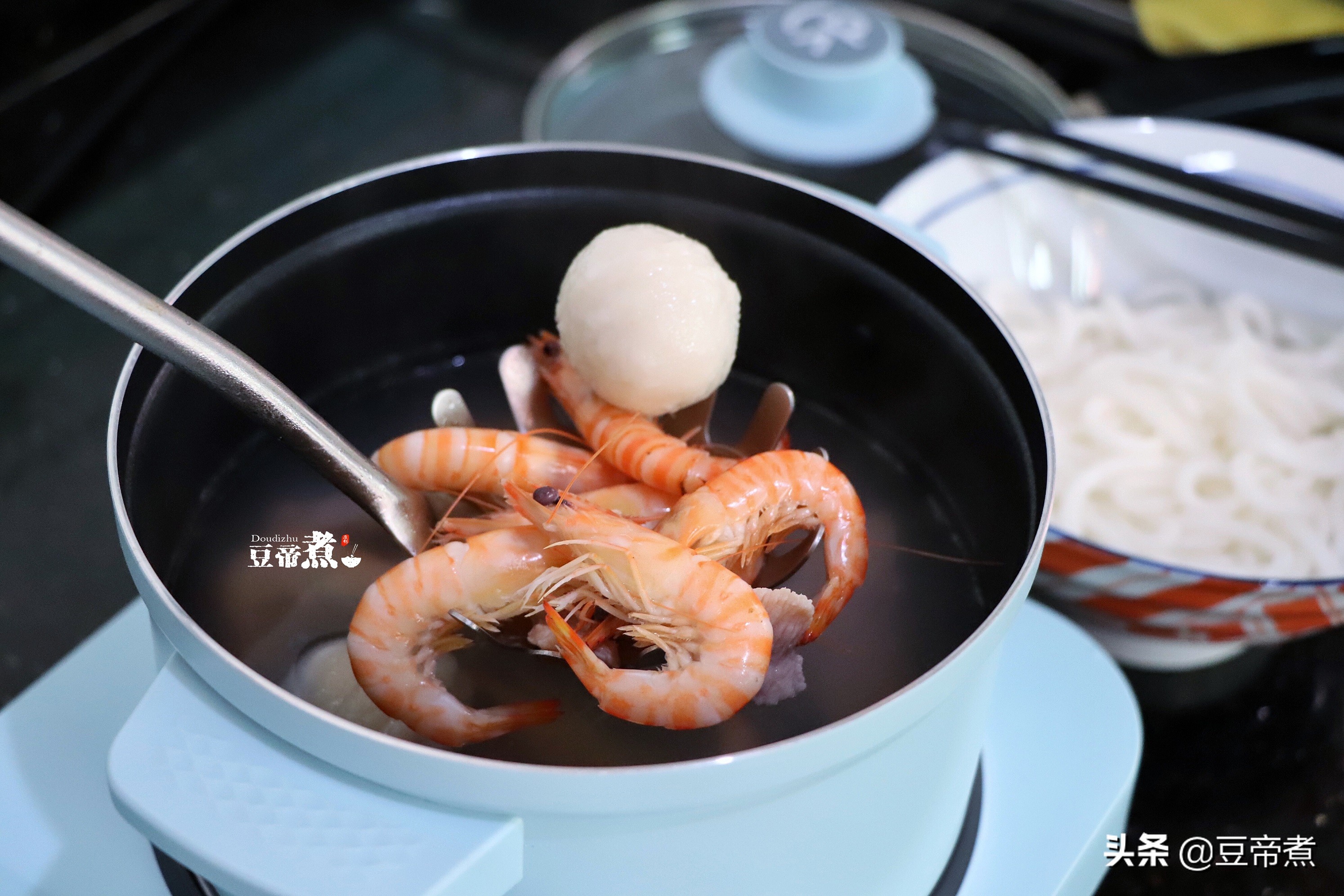 没有泡面乌冬面也好，随便加点料就是午餐，网友：三包泡面换一碗