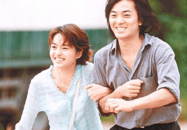 梁咏琪一家三口散步，6岁女儿身高快到妈妈肩膀，五官精致超漂亮