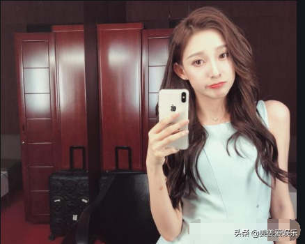 90后央广美女主持，T台泳裤意外掉落，霸气回应