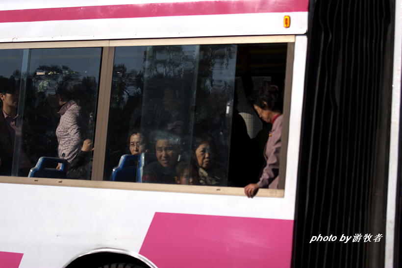 朝鲜平壤很少有堵车现象，实拍平壤人的交通工具，有轨电车最常见