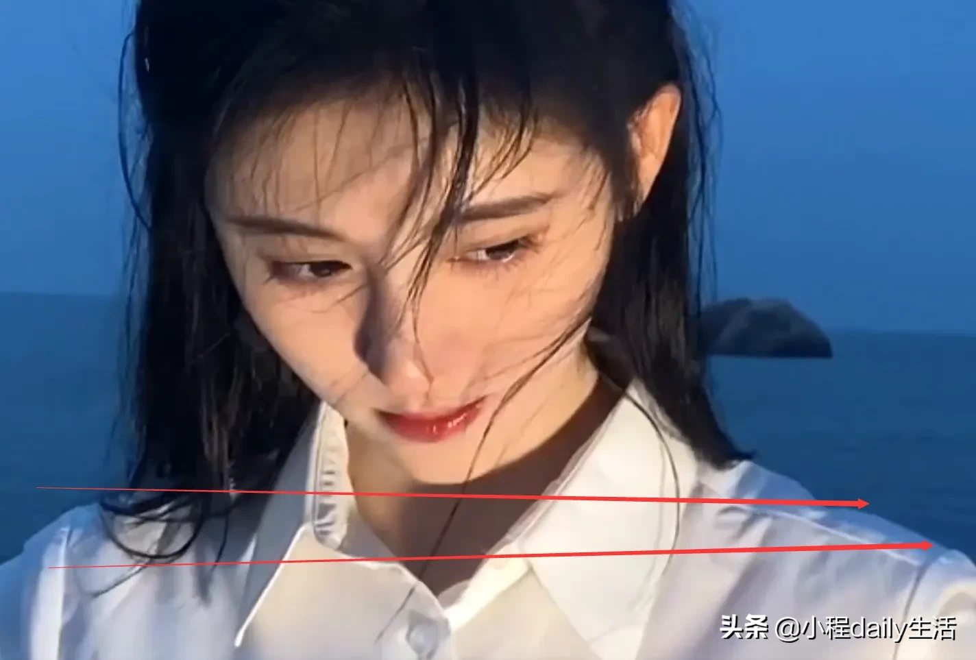 都说鞠婧祎肩窄穿衣需垫肩，特意穿无袖上衣，