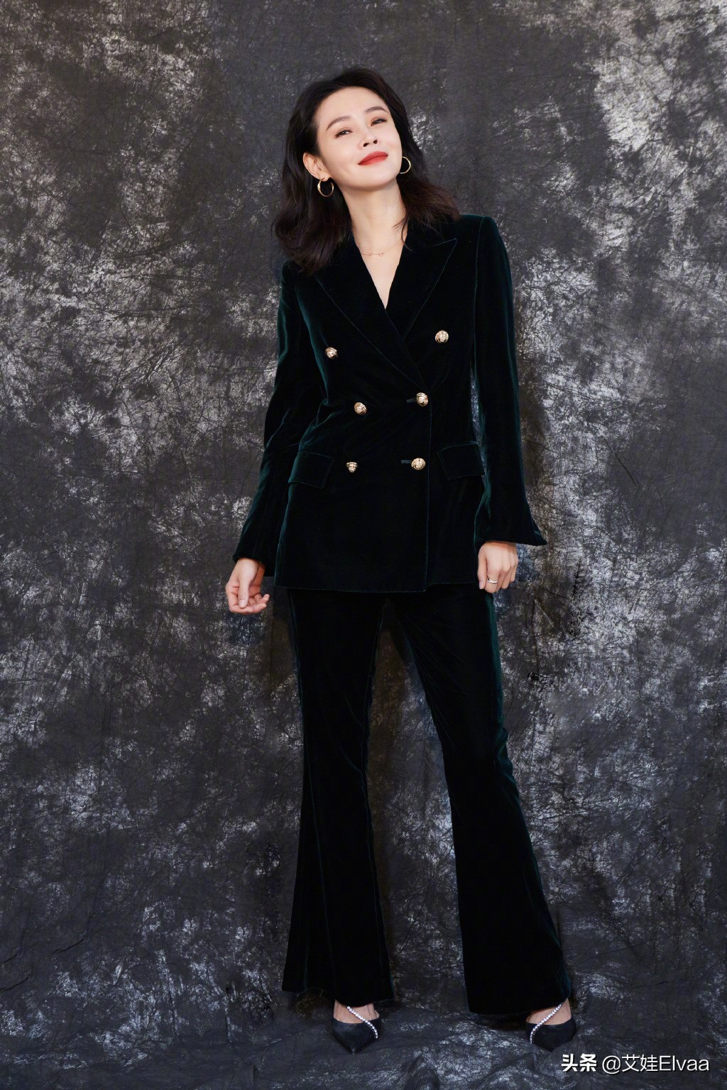 于明加新造型真丰满，穿紧身背心还露肩带，3