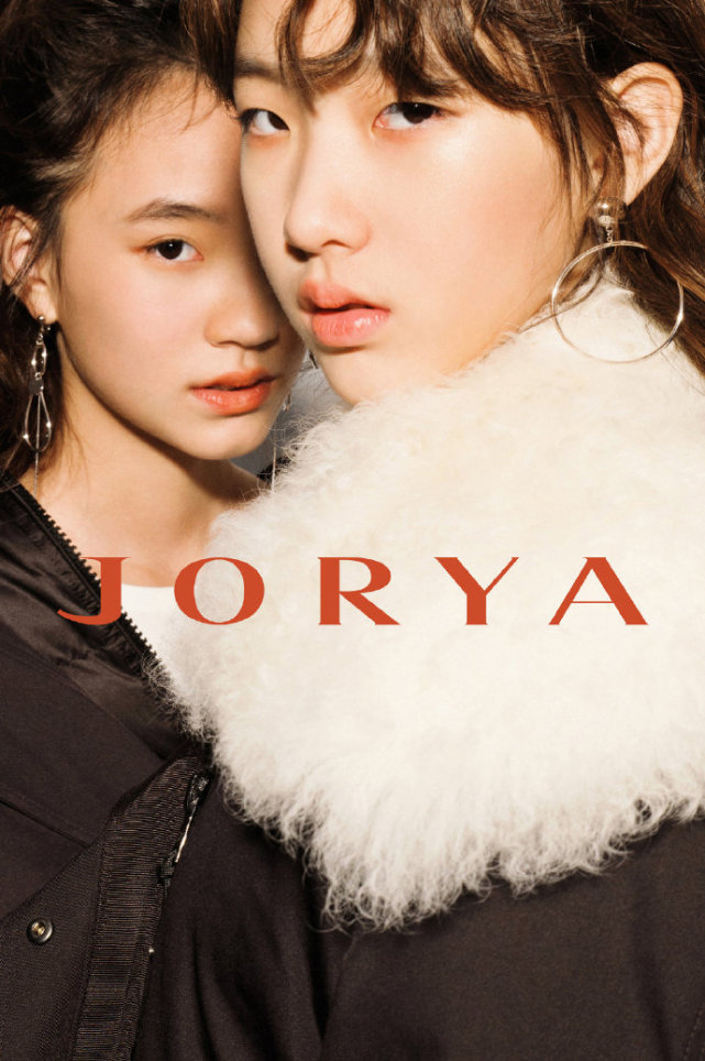 小S女儿再合体拍大片，许曦文搭肩妹妹罕露甜笑，高冷又甜美