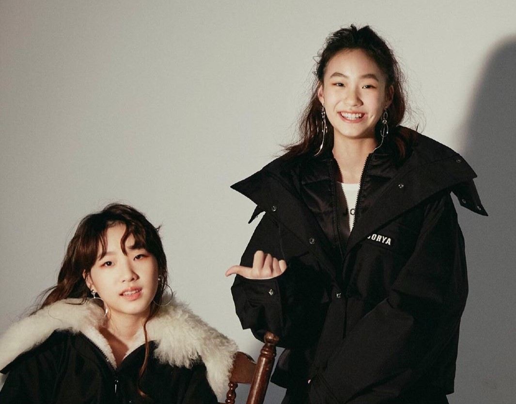 小S两女儿拍写真花絮默契十足，妈妈变助理素颜上阵指导