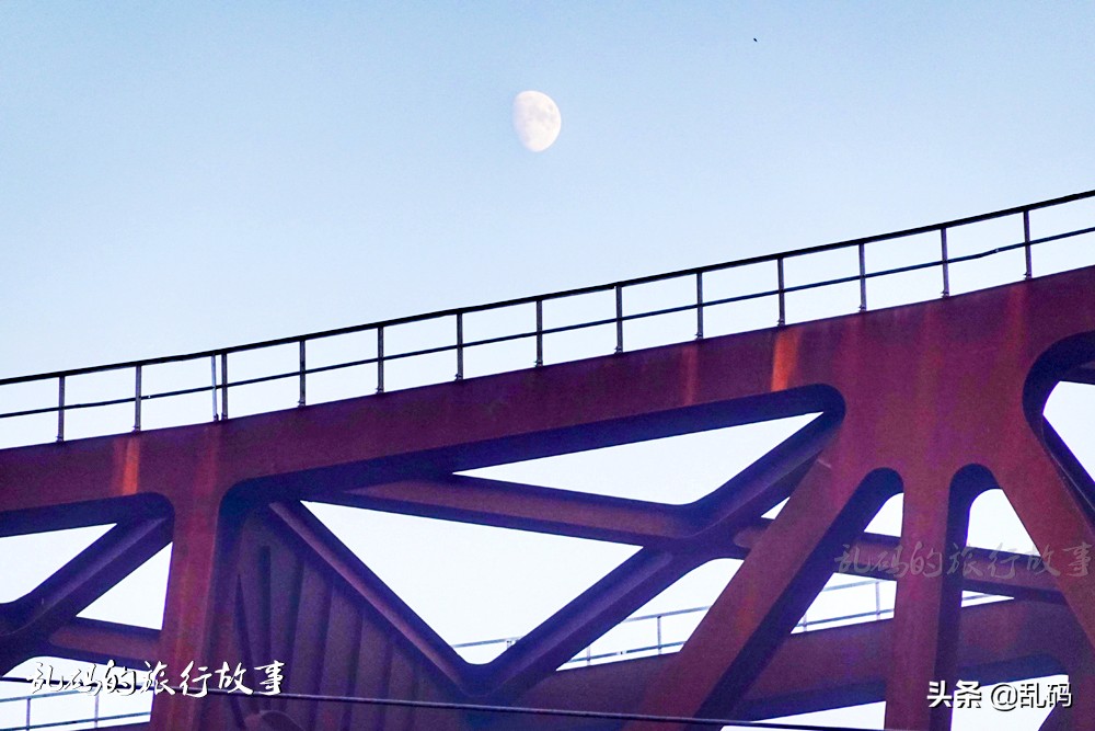 山东“黑科技”大桥 桥身锈迹斑斑却耐腐蚀免维护 工艺世界领先