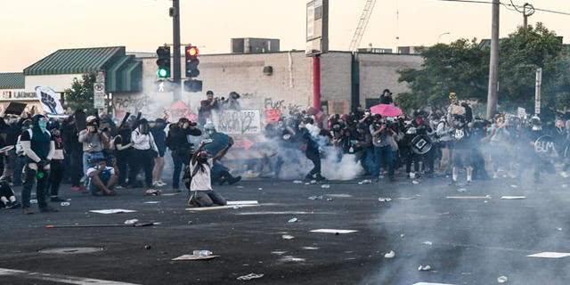 特朗普警告动用军队，美特殊装甲炮驱赶示威者，大量民众听力受损