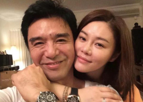 以真心换真心，钟镇涛现任妻子对继子女视如己出，一家人温馨和睦