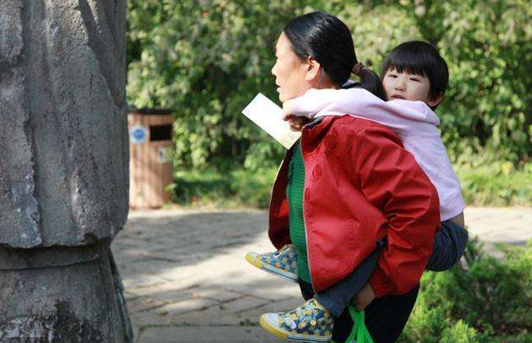 “佛系爷爷”陪孙子打点滴却“霸占”床位：一副生无可恋的样子