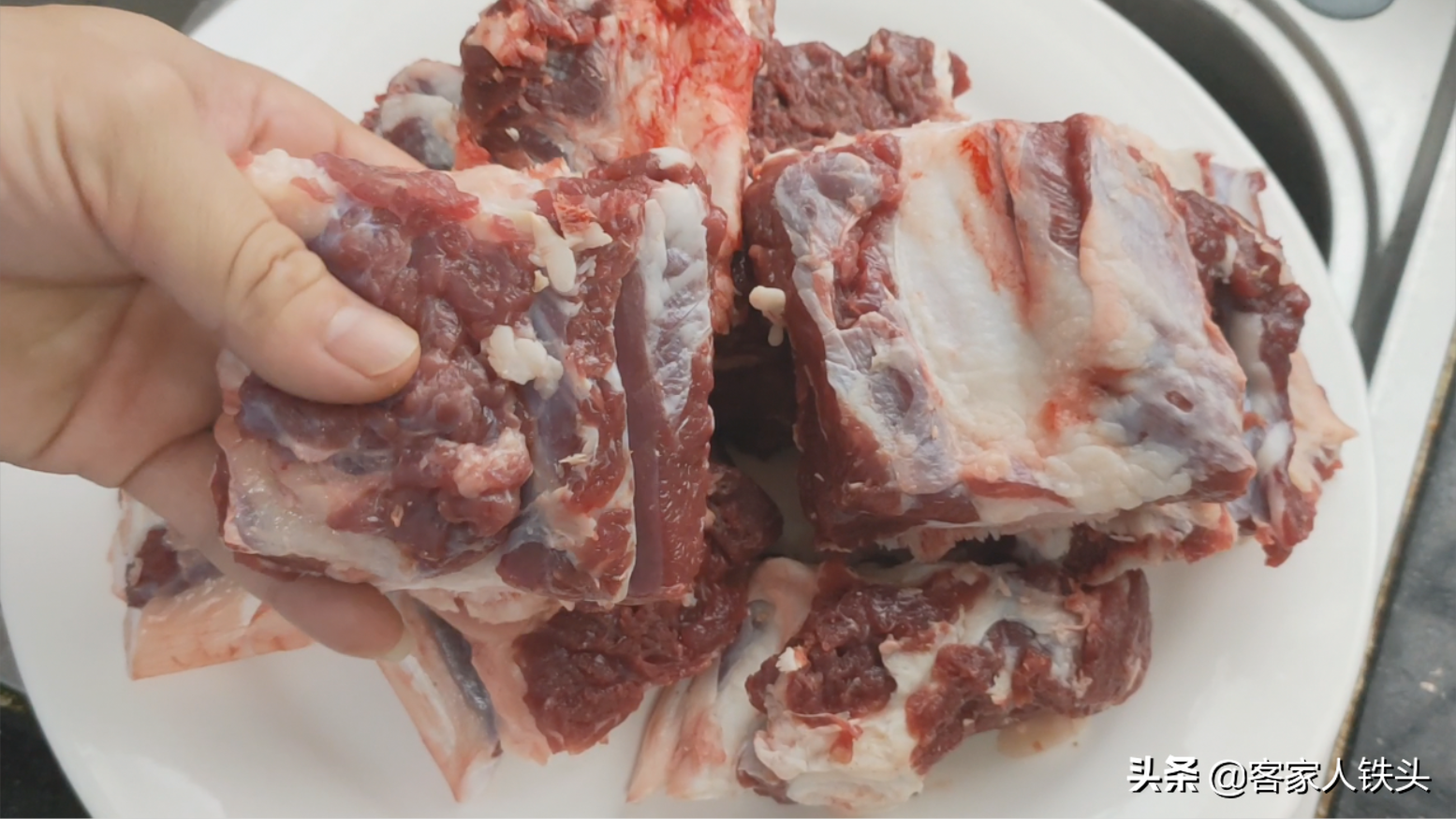 秋冬季牛排正确吃法，1根3斤多做一锅，脱骨入味还温补，好解馋