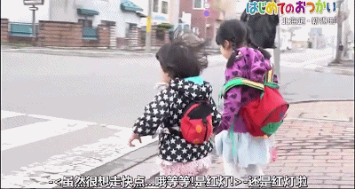 温暖！4岁和2岁姐妹花独自外出跑腿，这件事让大