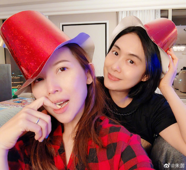 朱茵蔡少芬搞怪五连拍，素颜怼镜状态满分，堪称不老女神代名词