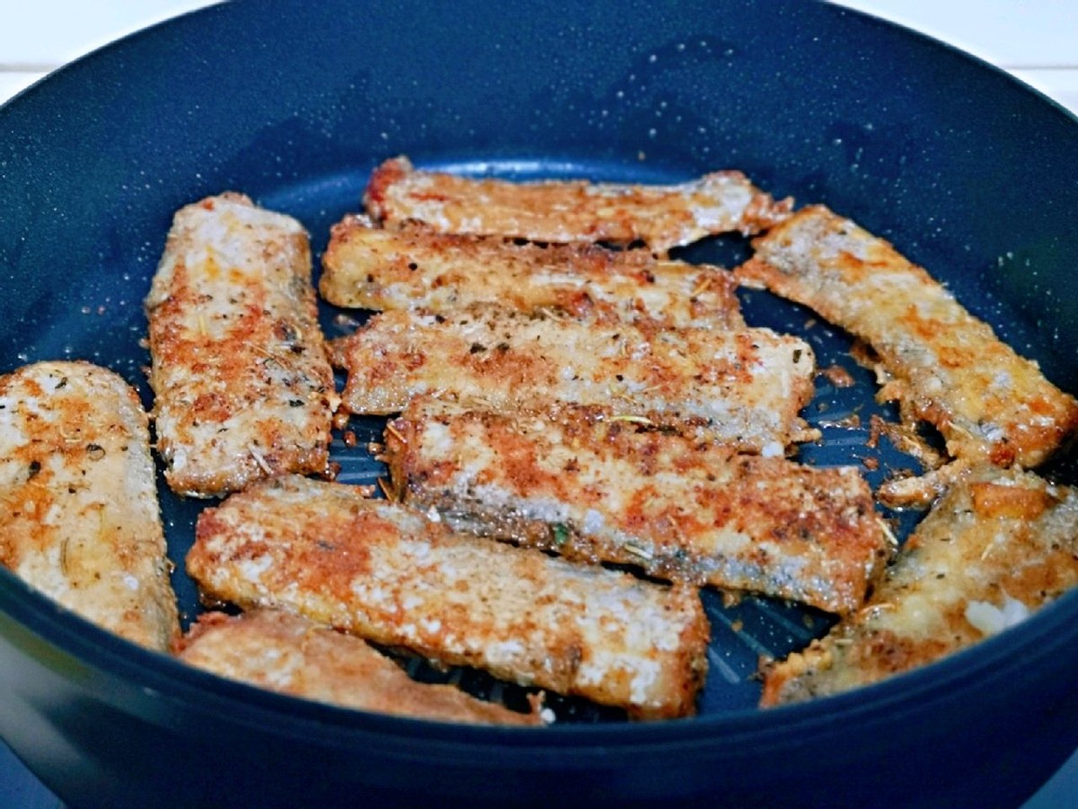 带鱼加入孜然和迷迭香煎一煎，味道丰富，外酥里嫩真好吃