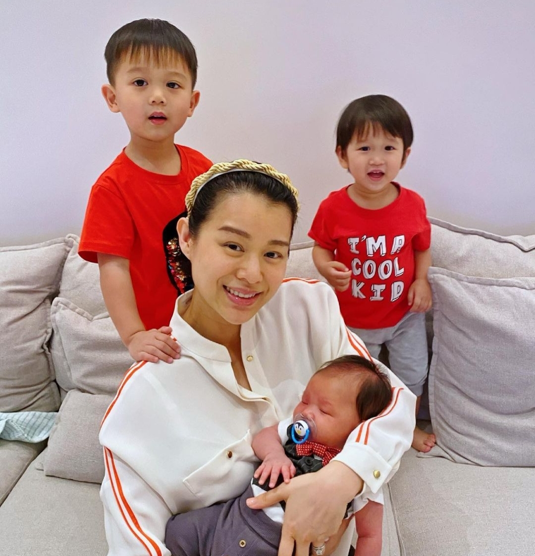 胡杏儿内地拍戏，丈夫既当爹又当妈带儿子捡贝壳，奕霆呛水萌态足