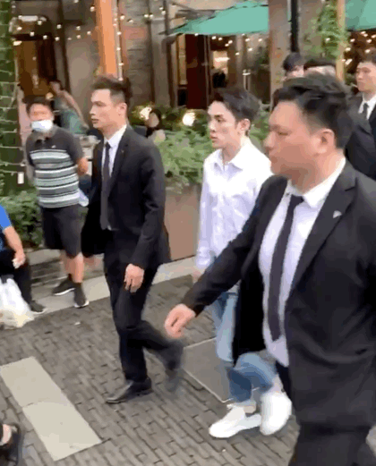 李佳琦半夜发文道歉，对线下活动安保开路推人，他向那位先生道歉