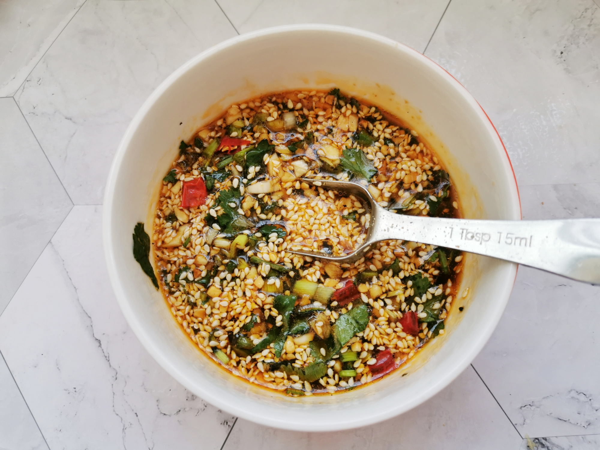 家常口水雞的做法，調配醬汁是關鍵，麻辣鮮香，上桌就掃光