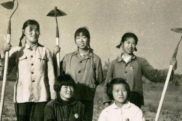 18岁女子挖自来水管道，意外发现70000枚银元，揭开30年前的秘密