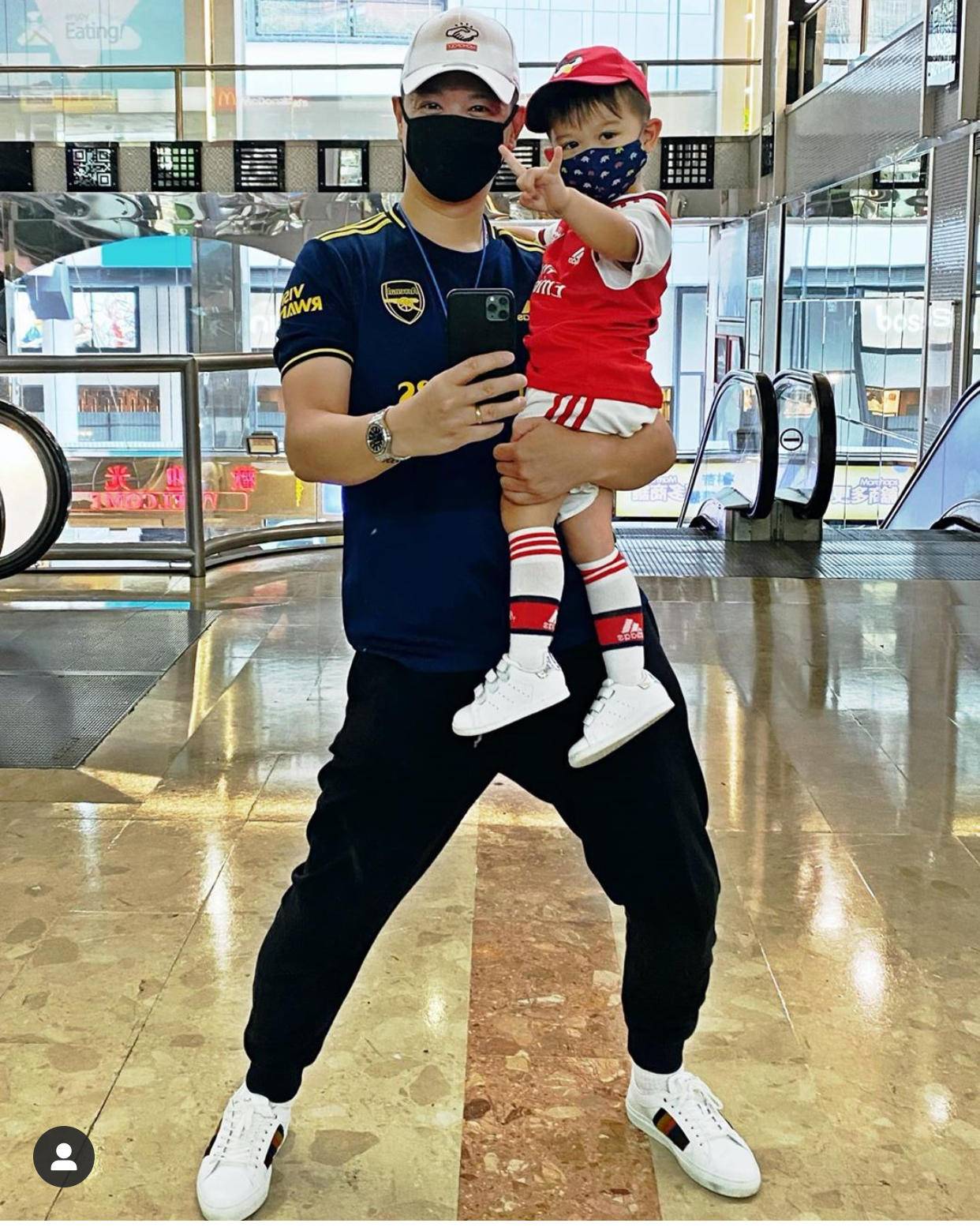 胡杏儿儿子手指受伤喊爸爸叫救护车太萌！趴在爸爸身上眼大睫毛长