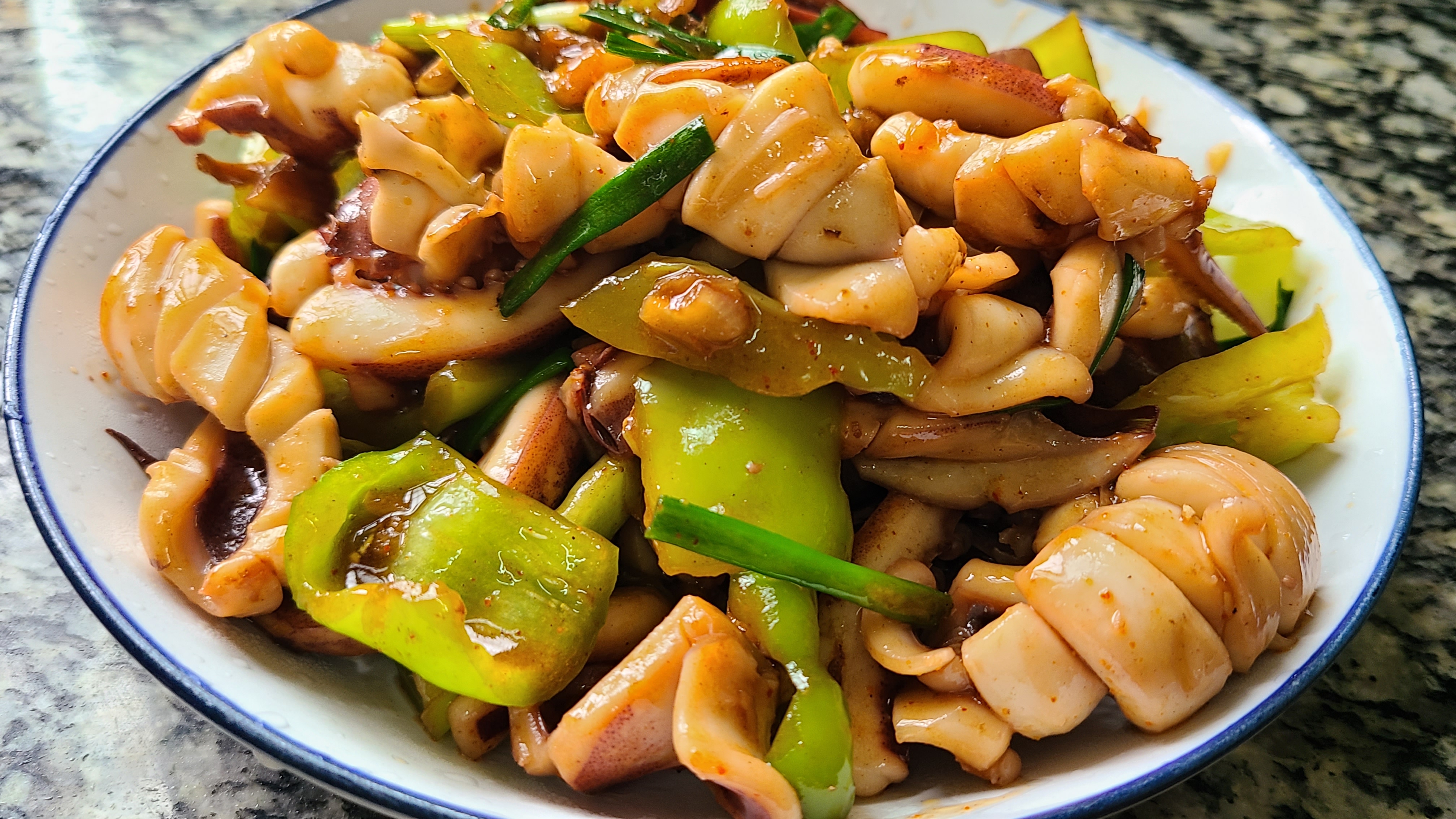 椒盐鱿鱼，是我家经常吃的一道美味家常菜，10分钟就能做好