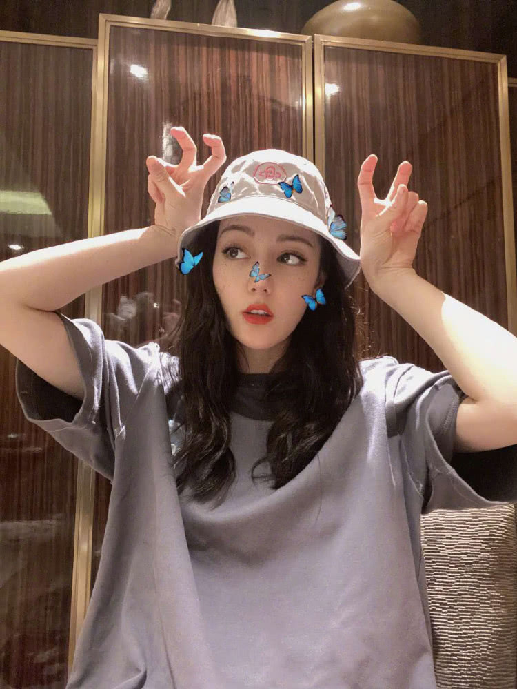 迪丽热巴连晒18张自拍照，御姐和可爱画风百变，对镜放闪超撩人