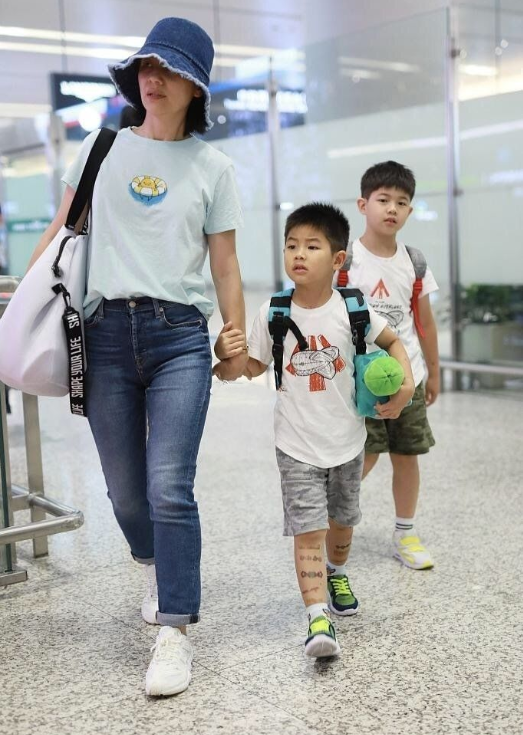 沙溢一家四口现身，妻子休闲穿搭显活力，7岁小儿子个头超妈妈肩