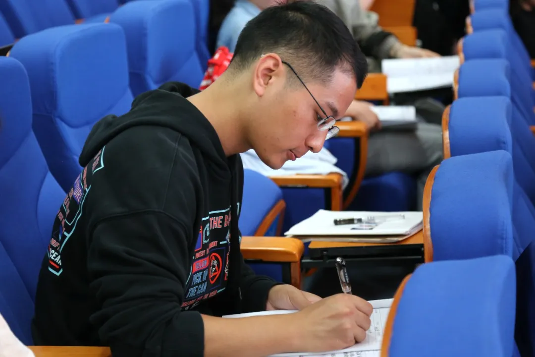 四小、华阳小学“两校一体化”教师培训会