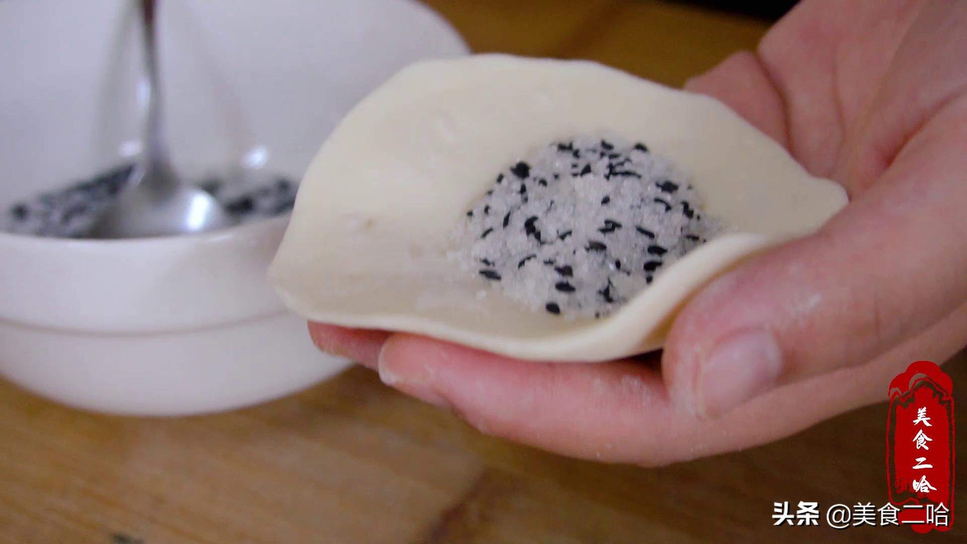 People in Shandong really know how to make sugar cakes, so they just splash the flour with boiling water. The sugar cakes are puffy and soft and delicious.