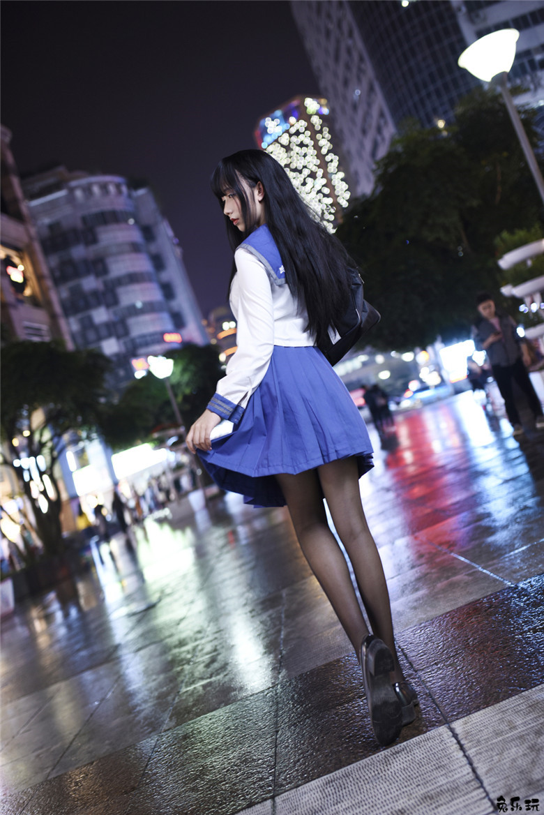 清新美少女打伞漫步夏日细雨中