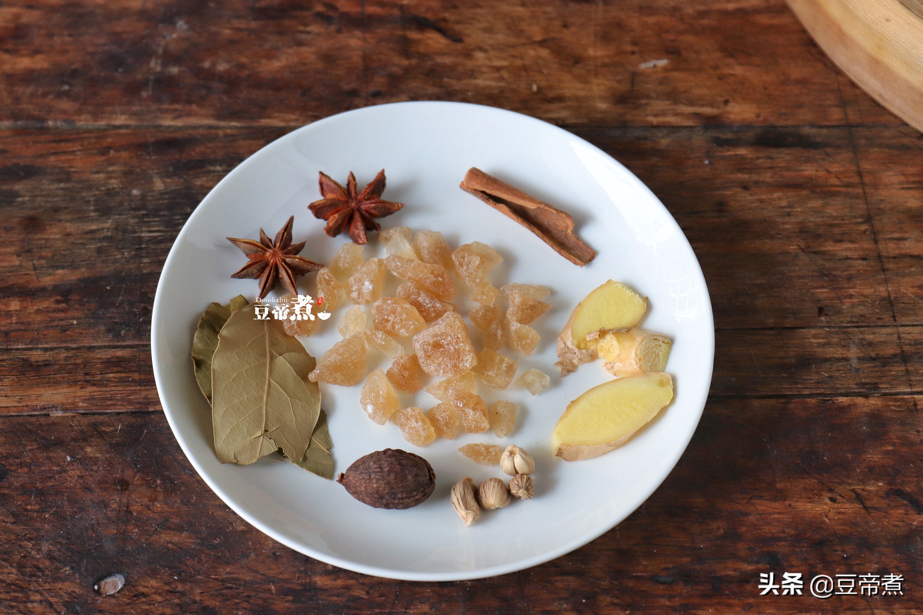 老妈说油炸鸡腿上火还易胖，不如和土豆一起炖，盖饭饭香