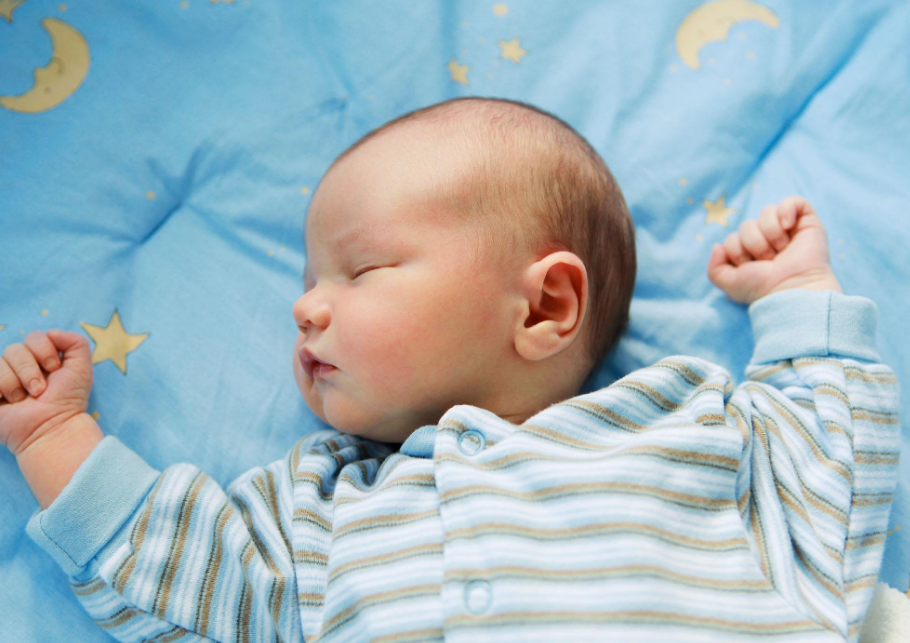 寶寶睡著後滿床�打滾�，難道是娃太好動？ 背後原因家長要知曉