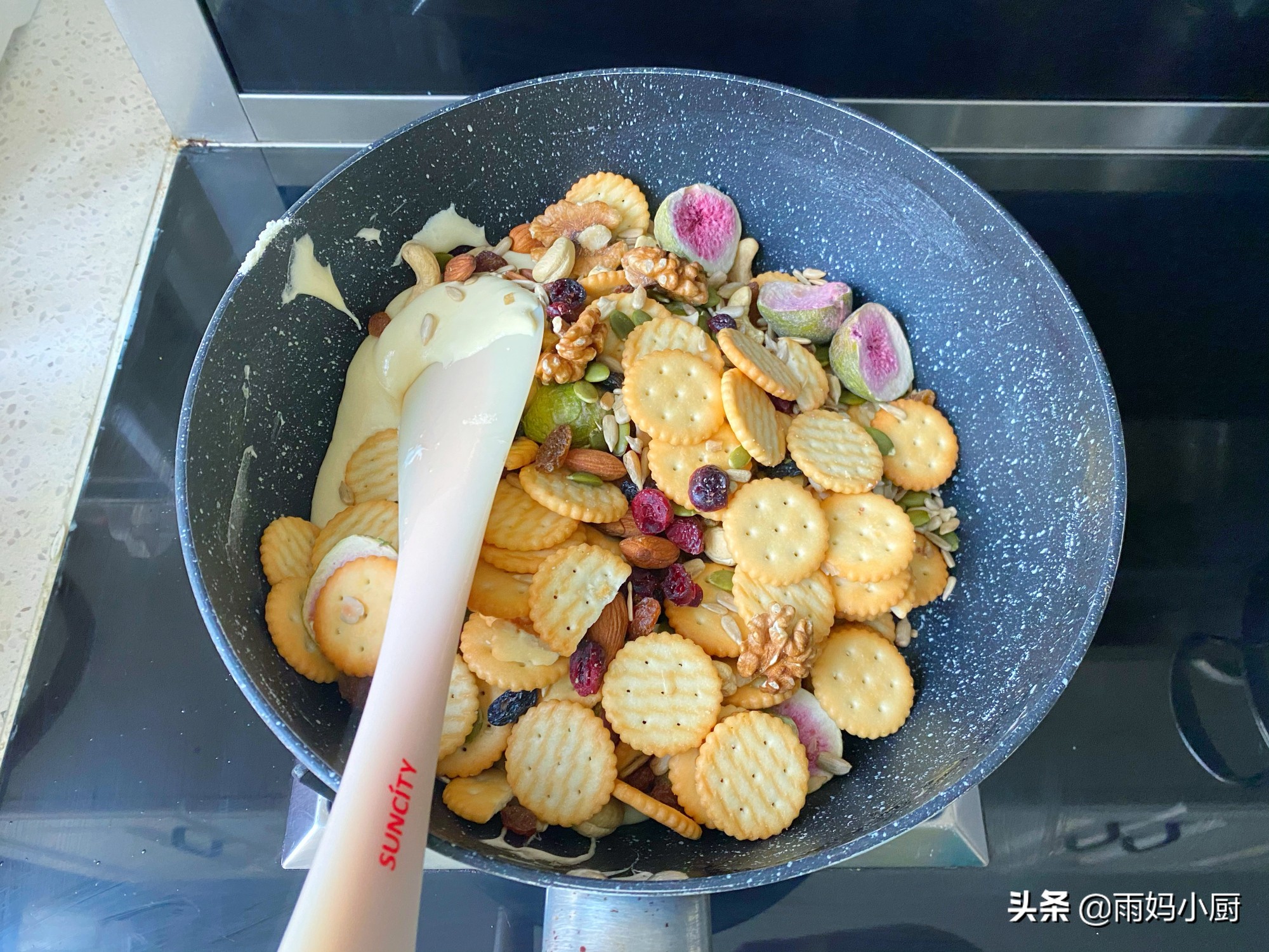 過年小零食雪花酥，香酥美味做法簡單，1口平底鍋10分鐘搞定