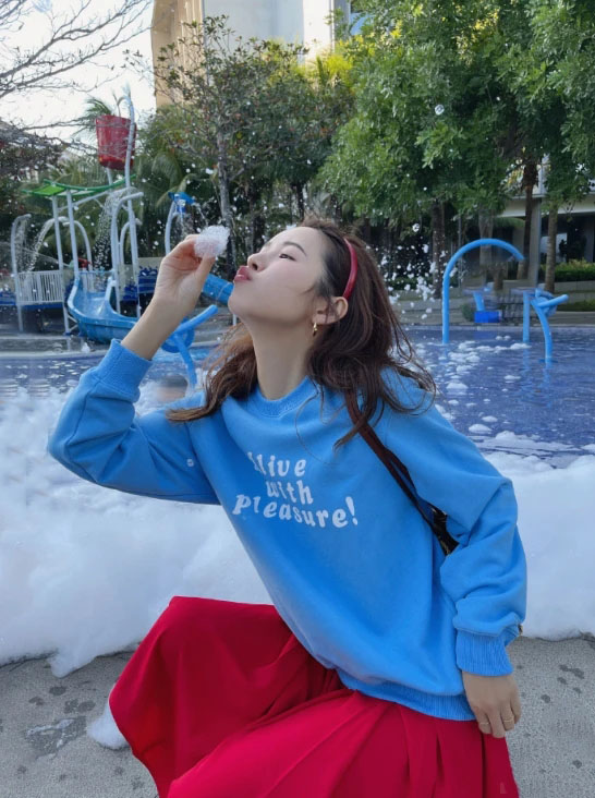 张子萱穿蓝卫衣配红裙，37岁看起来像17岁，难怪陈赫那么爱