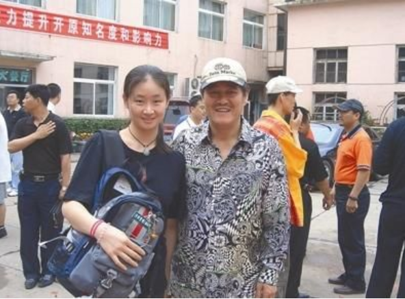 還記得王小蒙的扮演者王亞彬嗎？離開(kāi)趙本山后，她一樣大殺四方