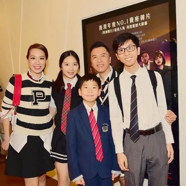 甄子丹全家赴西安旅游，儿女身高快超过爸妈，甄子丹搂妻子拍合照