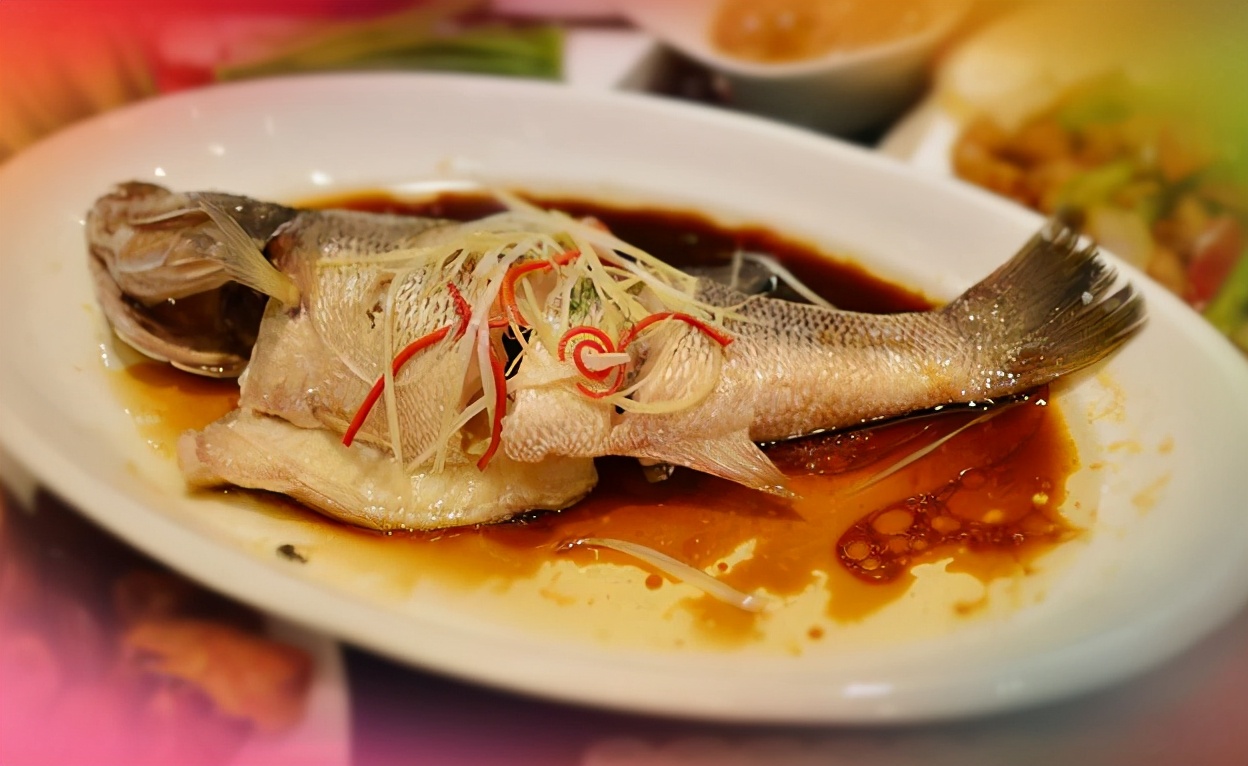 做清蒸魚，總有人放“料酒和鹽”，難怪做得不好吃！ 分享正確做法